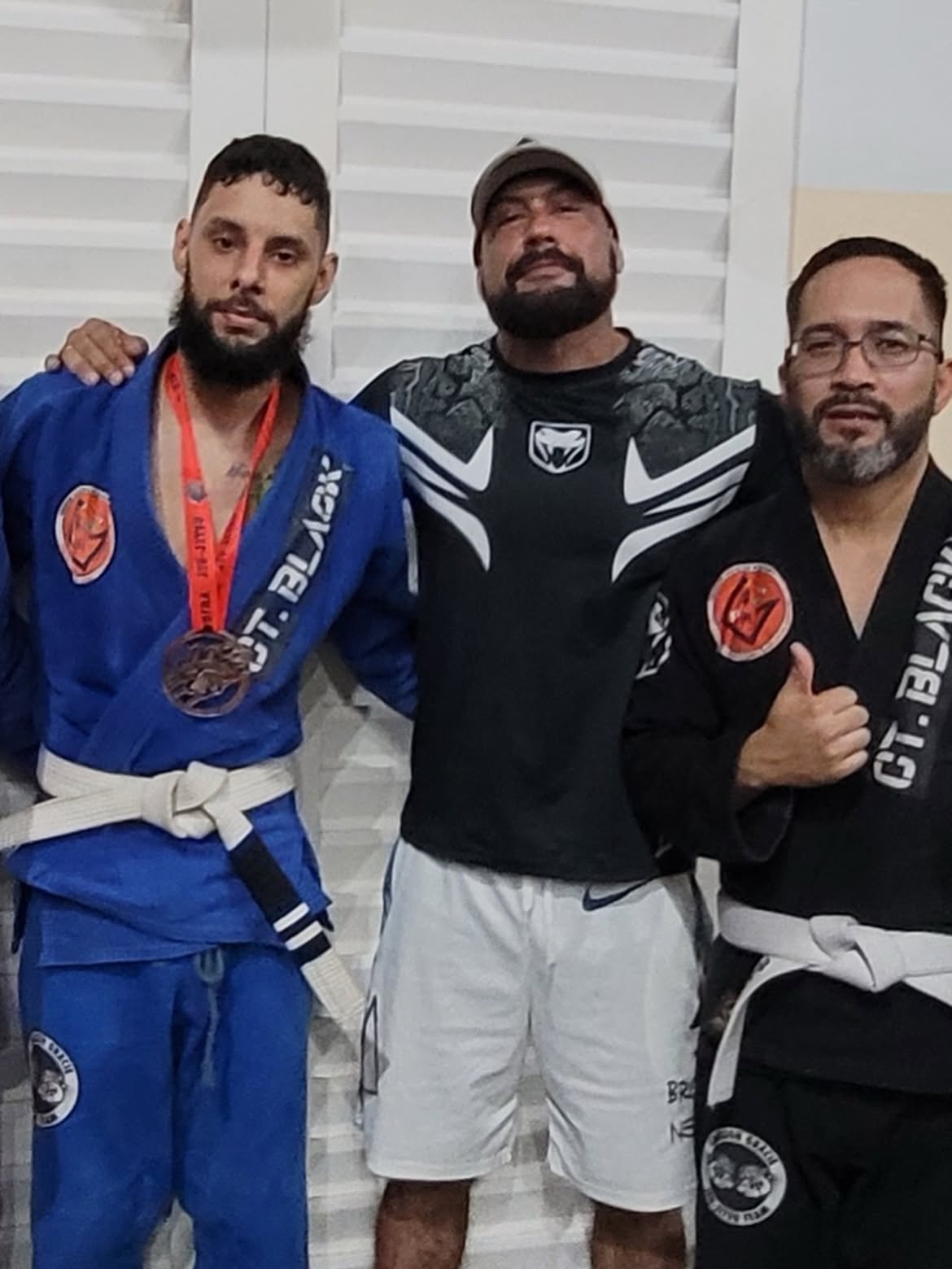 Três praticantes de Jiu-Jitsu do CT Black posando juntos