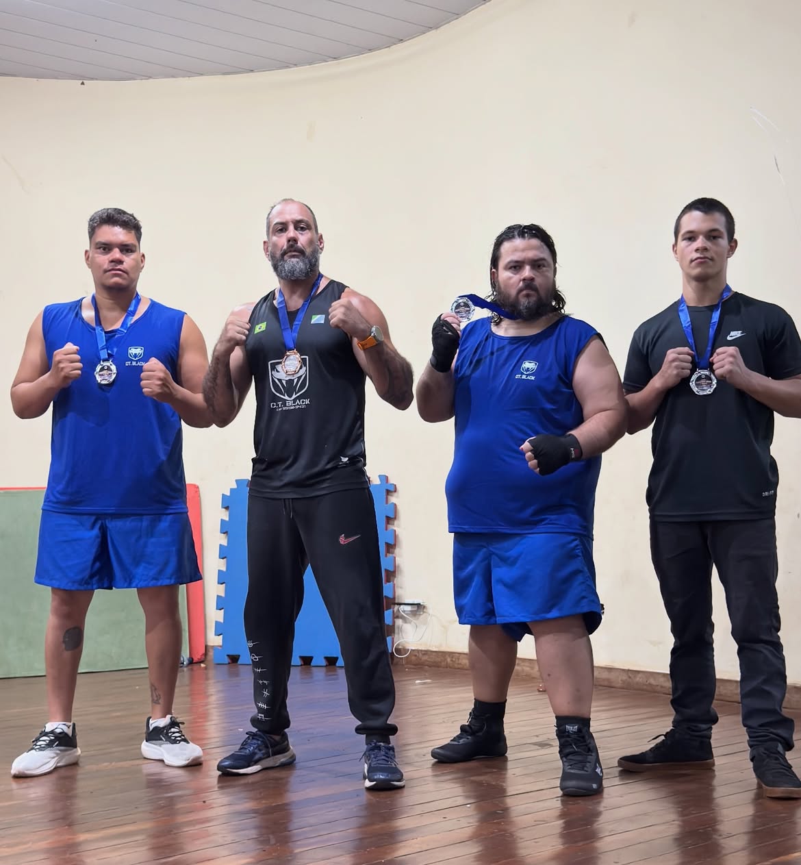 Quatro atletas do CT Black posando com medalhas