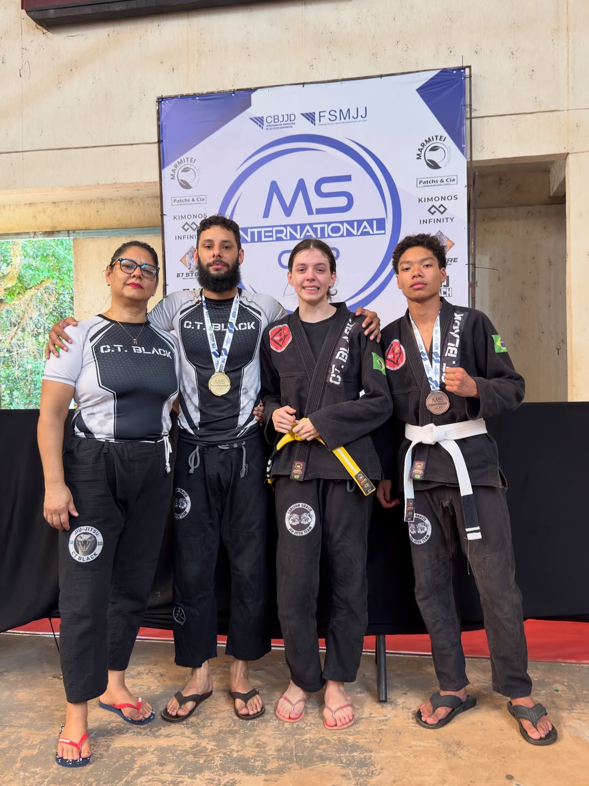 Família CT Black posando em grupo após competição de Jiu-Jitsu