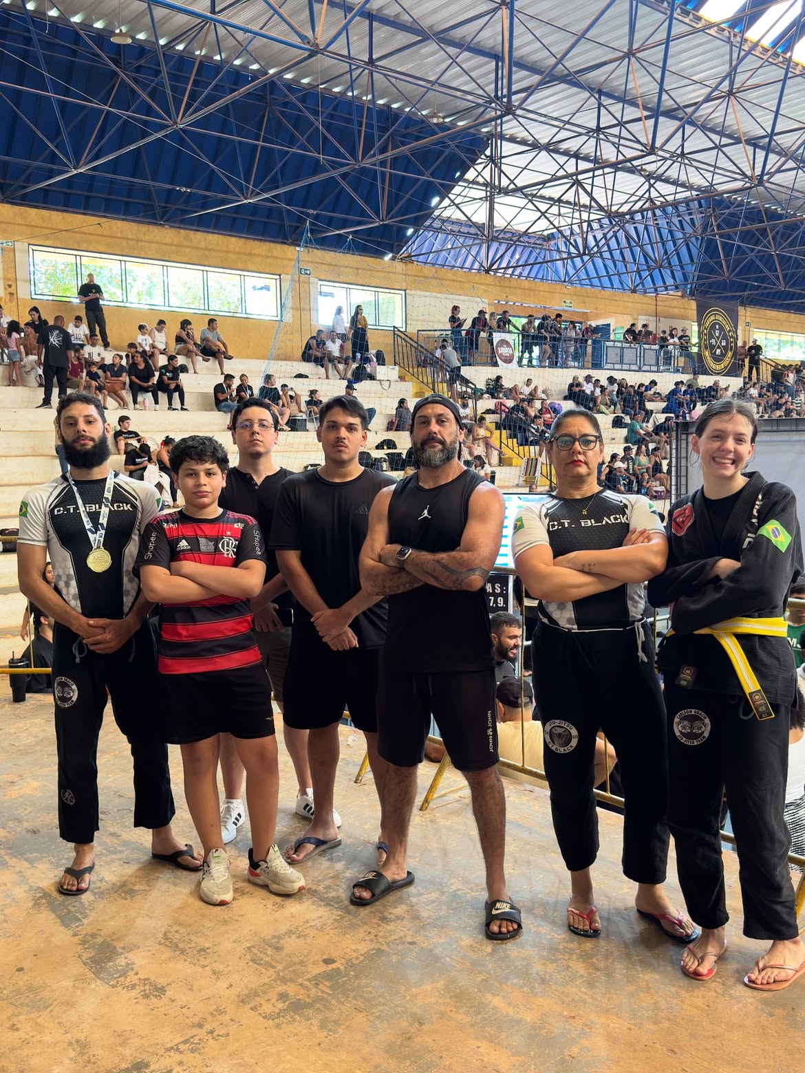 Equipe do CT Black reunida em arena de Jiu-Jitsu