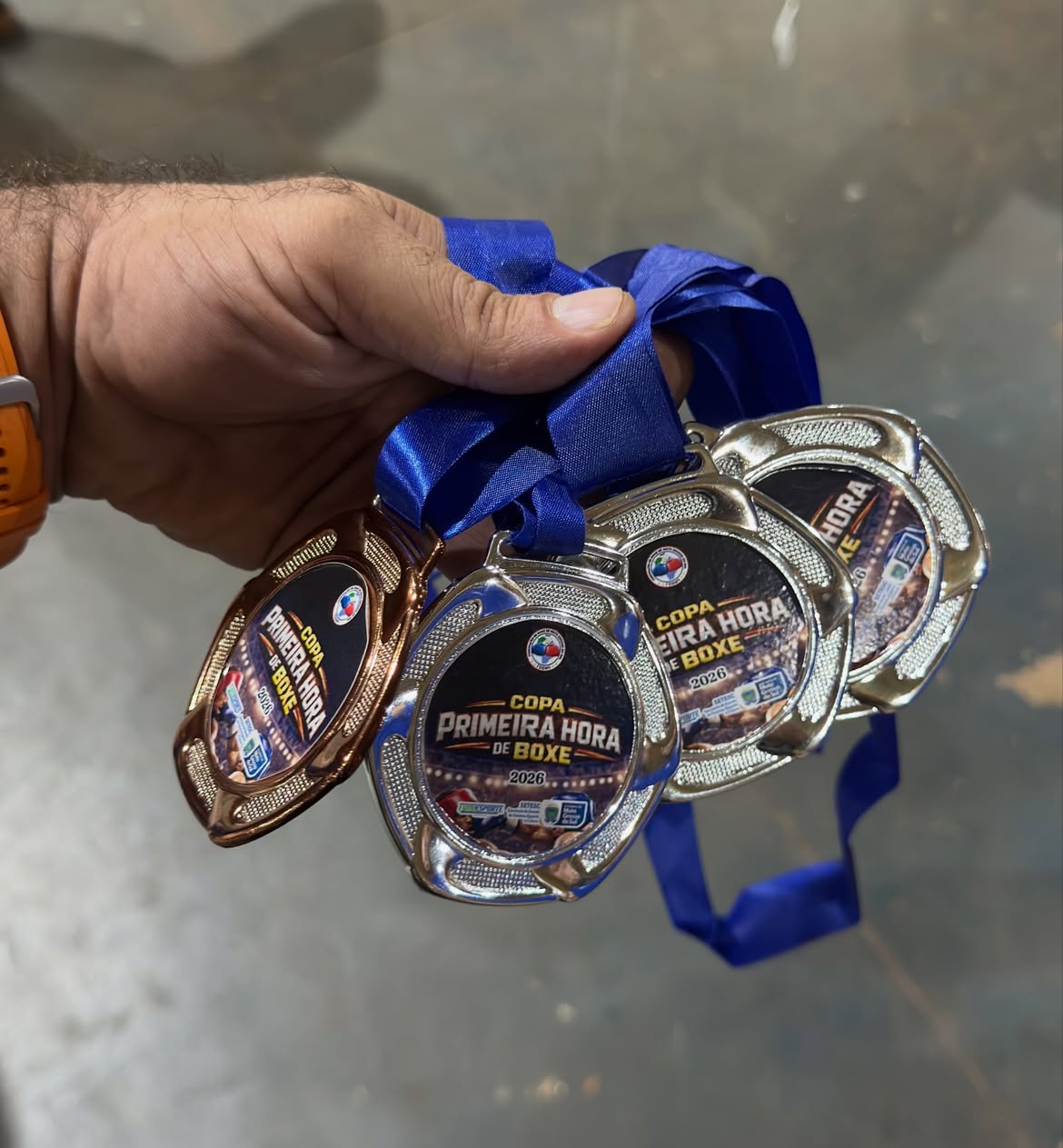 Close-up das medalhas conquistadas na competição de ringue