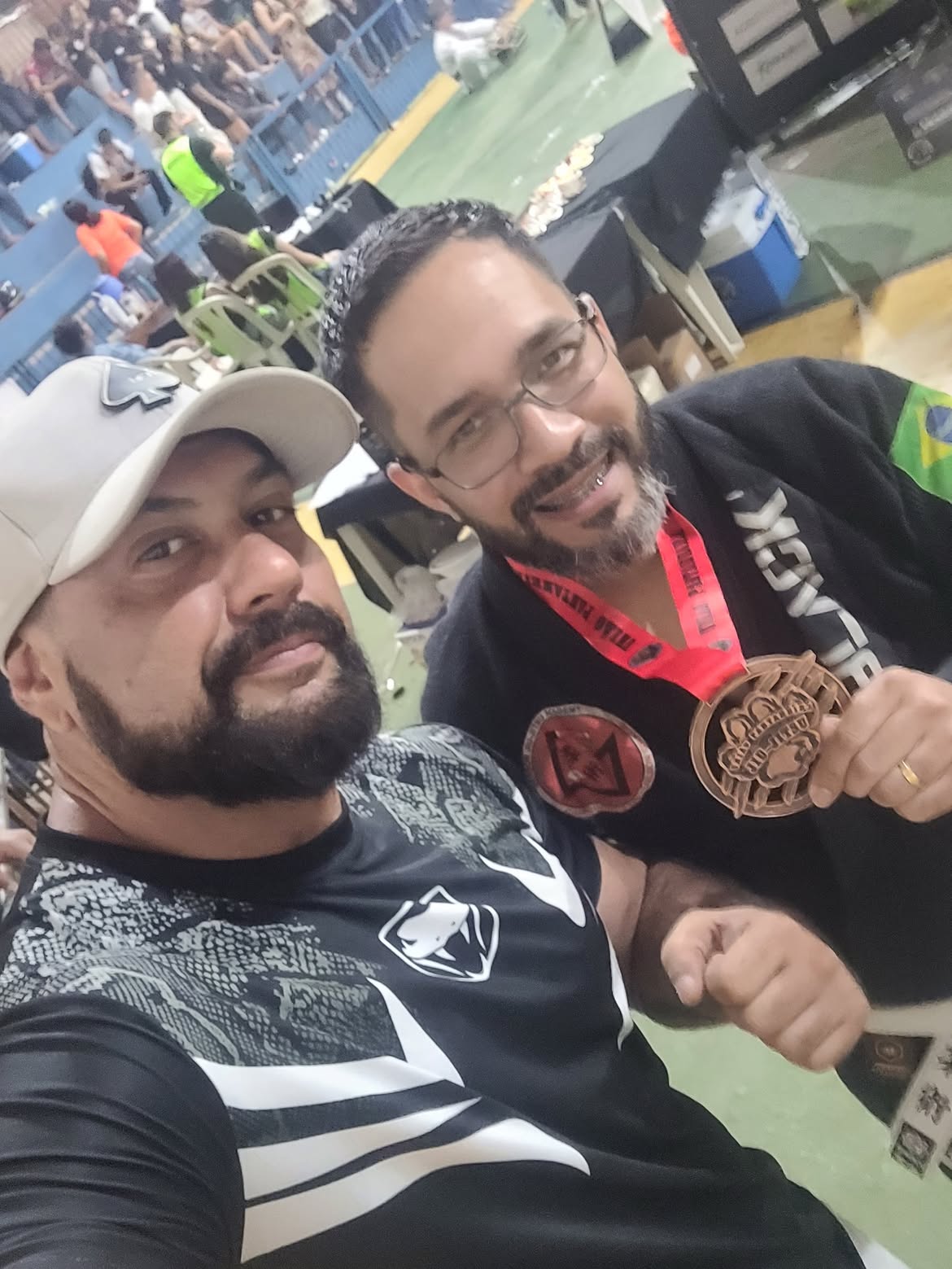 Dois integrantes do CT Black em selfie com medalha após a competição