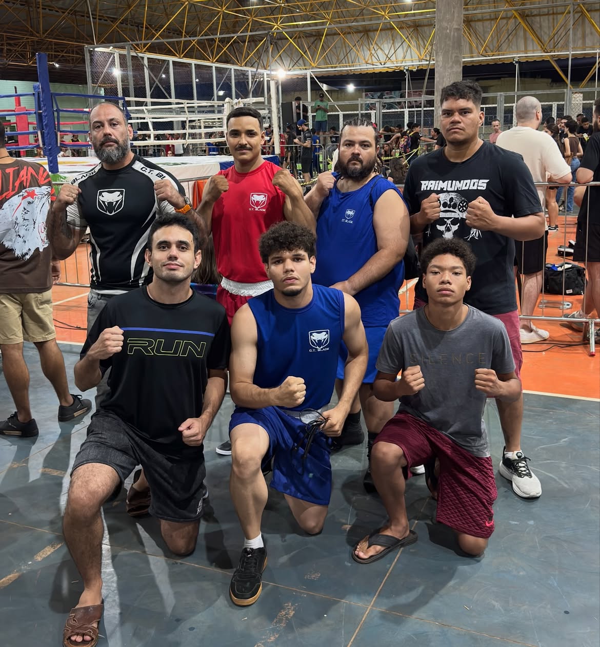 Equipe de atletas do CT Black posando em grupo na arena