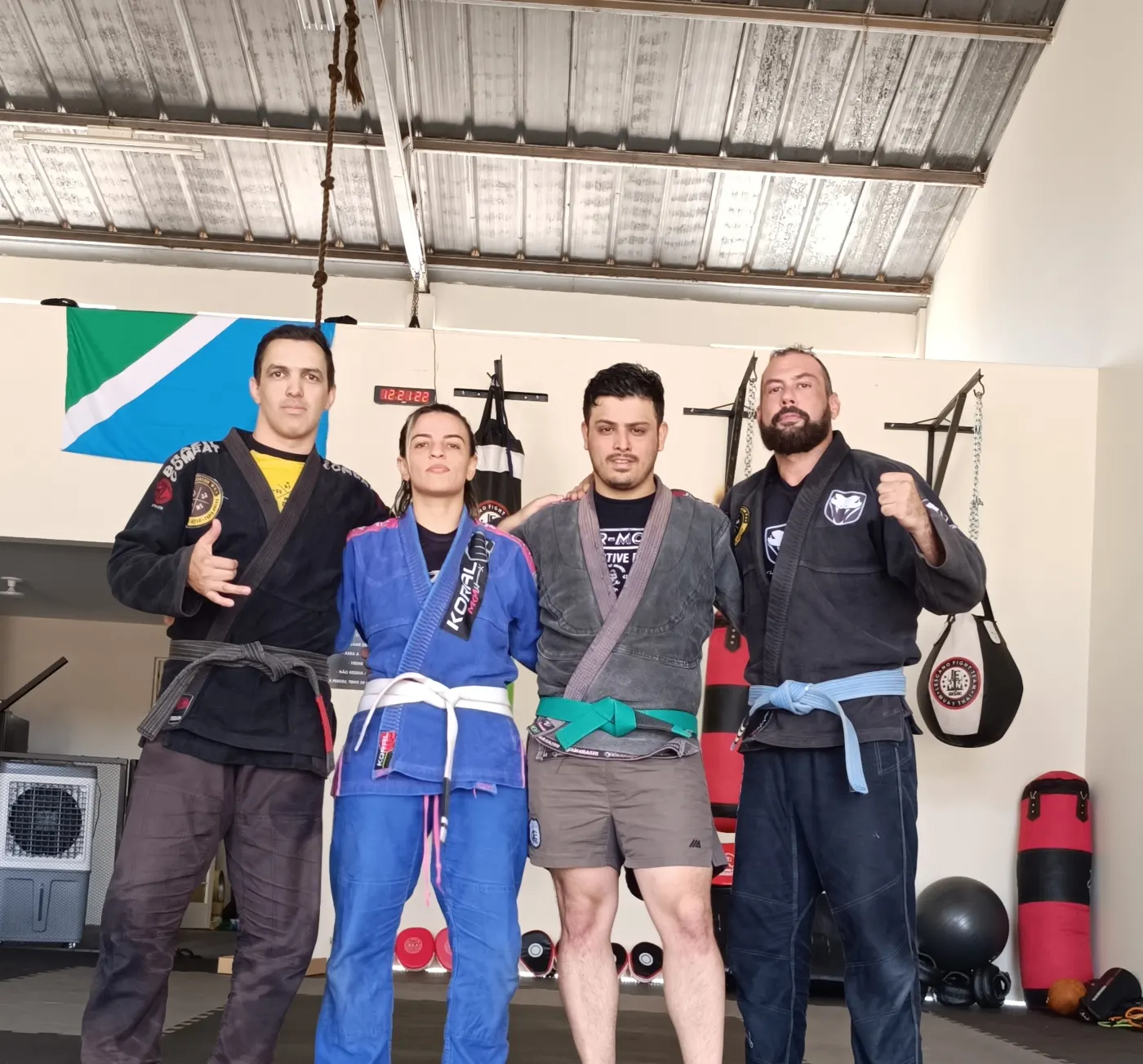 Alunos do CT Black Viper com faixas de diferentes graduações