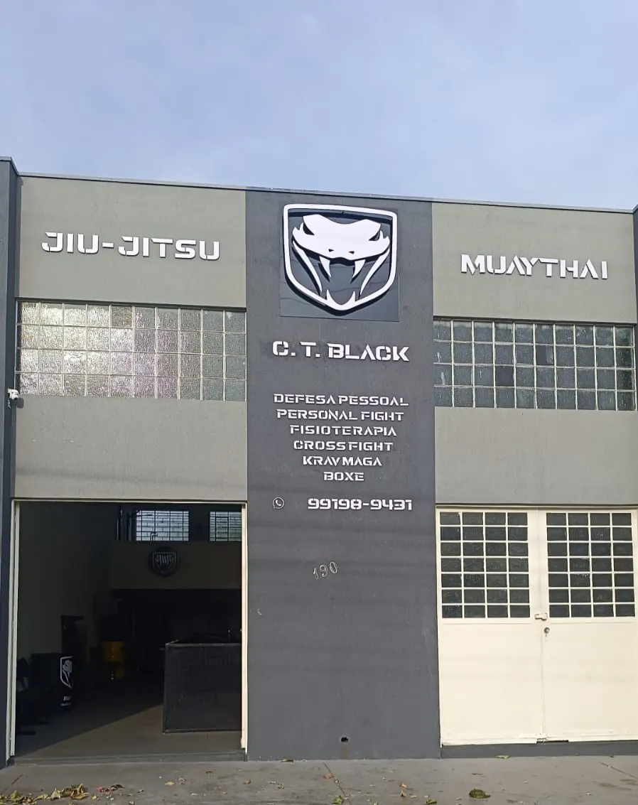 Fachada do CT Black com as modalidades oferecidas, na Av. Tamandaré