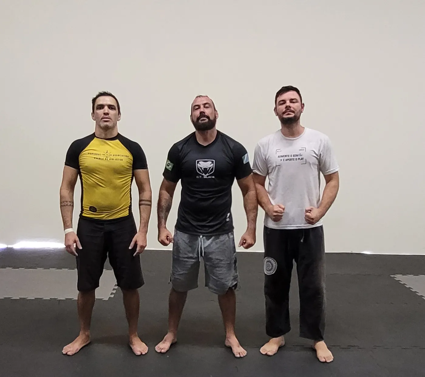 Alunos do CT Black Viper sem kimono no tatame da academia